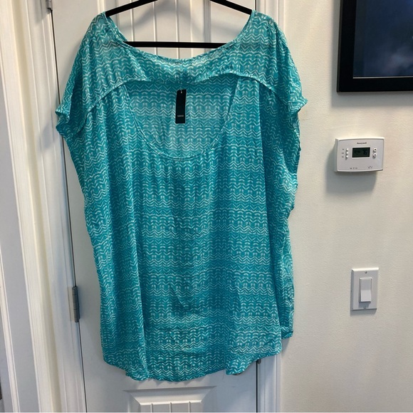 Torrid Size 4 Blue & White High Low Short Sleeve Top with Cut Out Back NWT - Picture 2 of 8